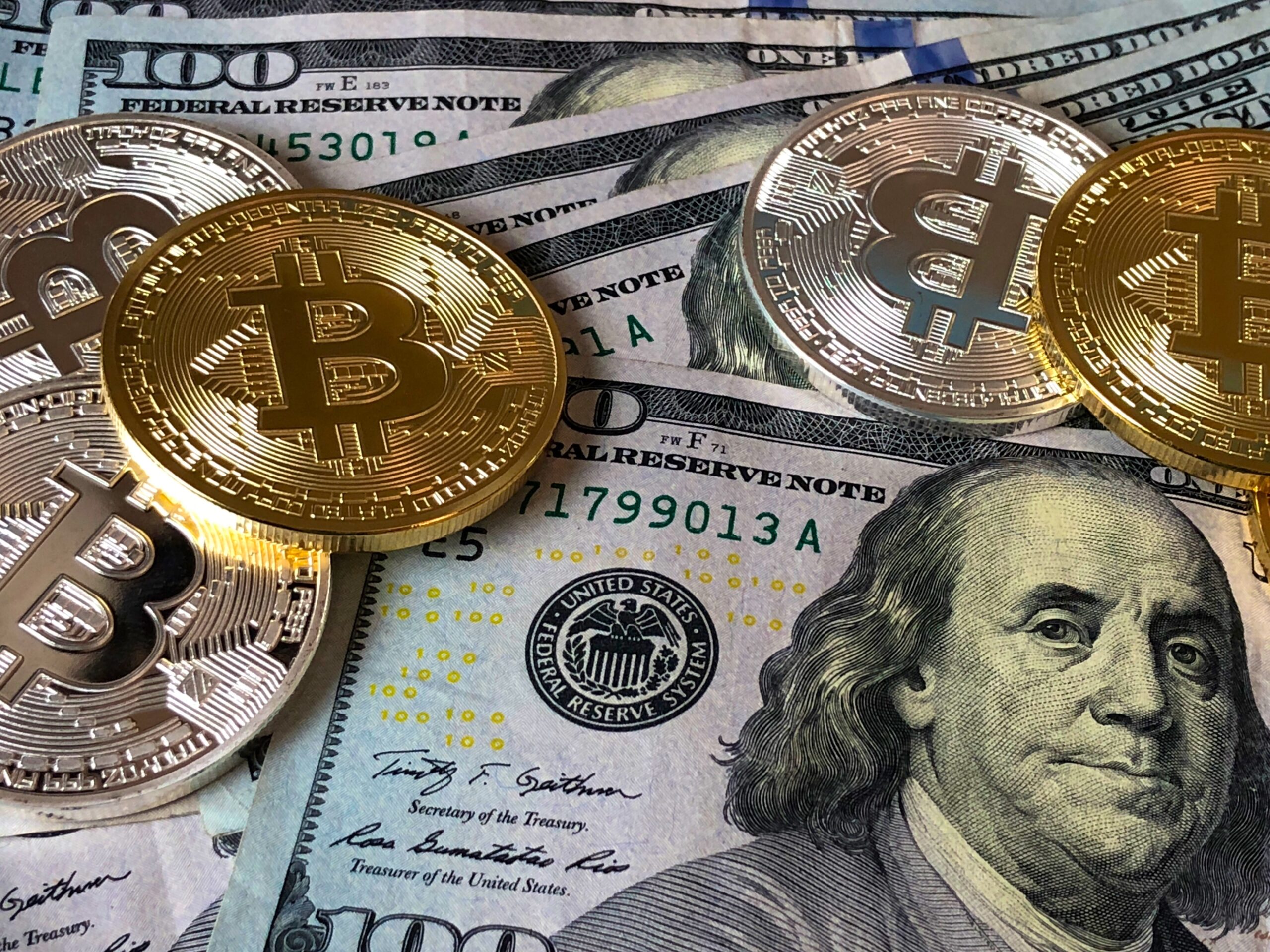 Billetes de dólar y monedas de oro. Transacciones posibles con Wise.
